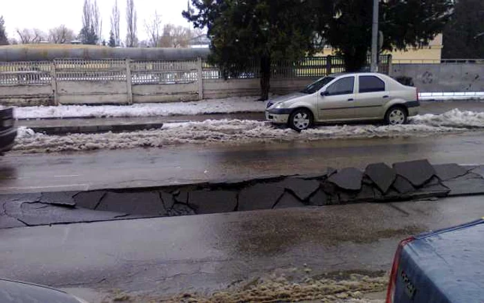 Asfaltul a cedat exact pe porţiunea proaspăt asfaltată  Foto: Silviu Stanciu