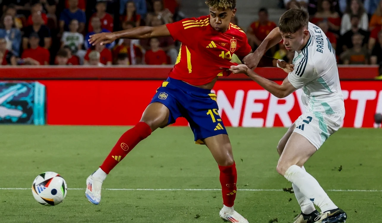 Lamine Yamal (stânga), cel mai tânăr jucător de la EURO 2024 (FOTO: EPA)