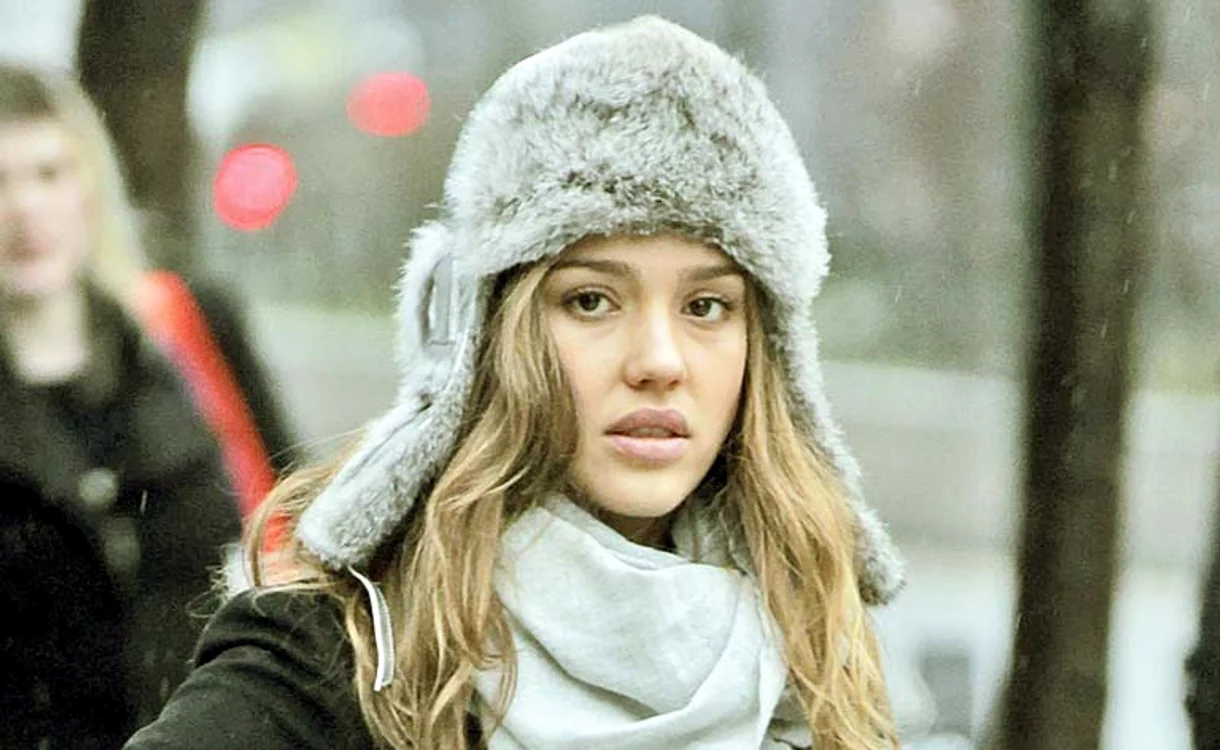 Jessica  Alba şi-a pus căciulă cu urechi de frica frigului de la New York