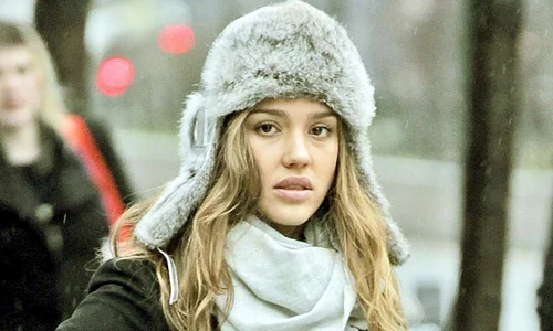 Jessica  Alba şi a pus căciulă cu urechi de frica frigului de la New York jpeg
