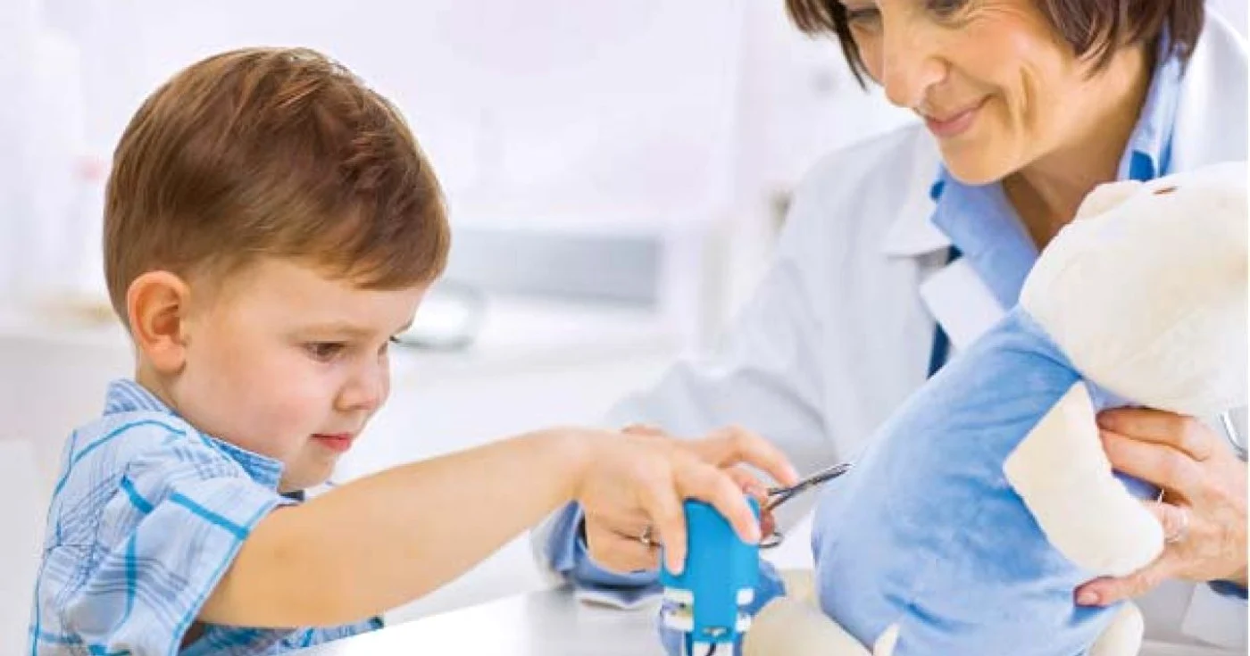 Gesturile repetitive ale copilului pot  fi semn de autism, dacă sunt dublate de ignorarea celor din jur 