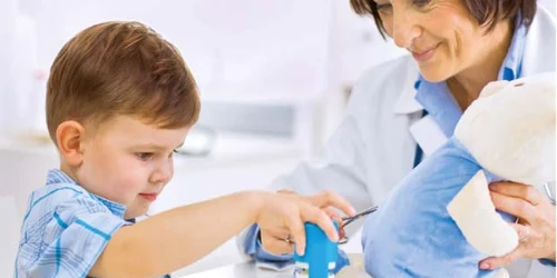 Gesturile repetitive ale copilului pot  fi semn de autism, dacă sunt dublate de ignorarea celor din jur 