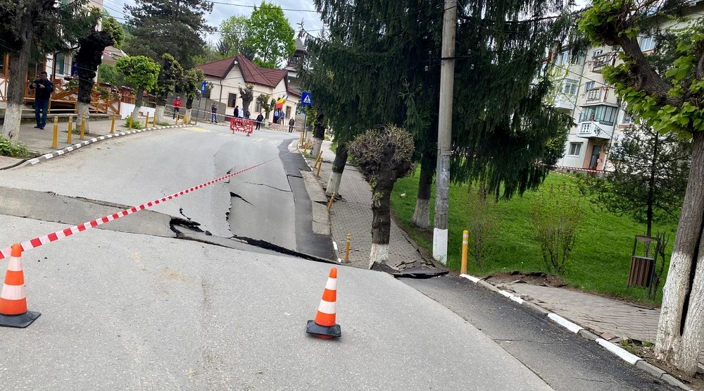 De ce s-a surpat strada din Slănic Prahova. Localnicii se plâgeau de mult de acest pericol