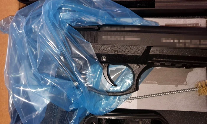 Pistol găsit de polițiști asupra unui ucrainean Foto: Poliția de Frontieră