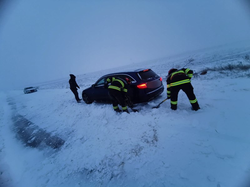 Cu ce viteză se circulă pe drumurile acoperite de zăpadă. Ninge şi viscoleşte în judeţul Neamţ 