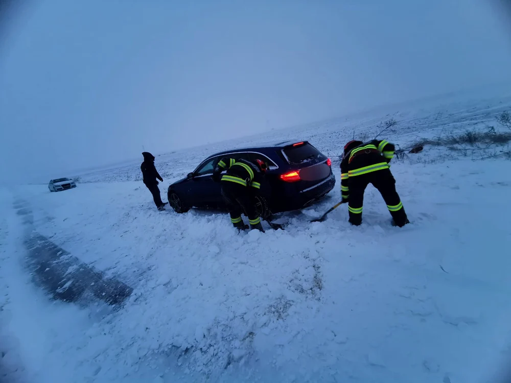 Turişti rămaşi blocaţi cu autoturismul pe munte la Piatra Arsă. FOTO IJJ DB