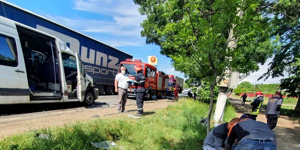accident TIR microbuz Galati 4