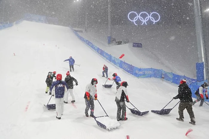 Voluntarii s-au luptat cu zăpada la Beijing (FOTO: EPA)