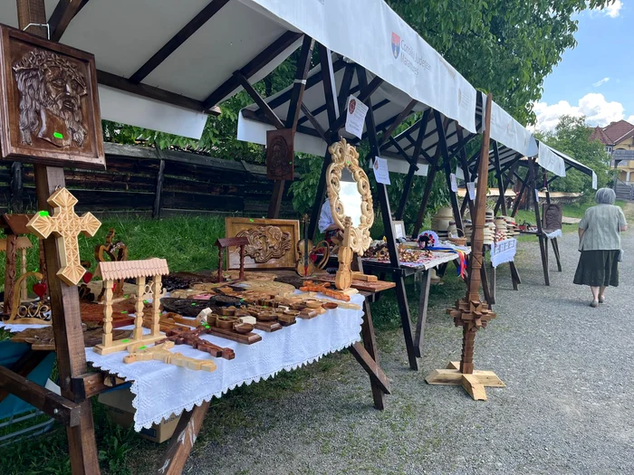 Obiete de decor tradiționale, la târg FOTO Angela Sabău