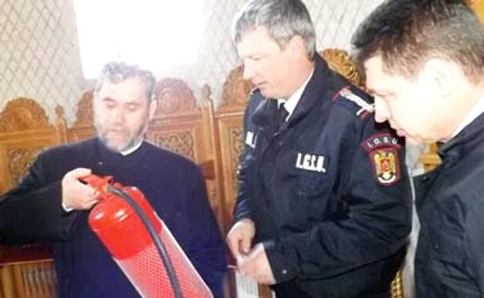 
    Lăcaşul de cult  care a ars a fost  reconstruit  