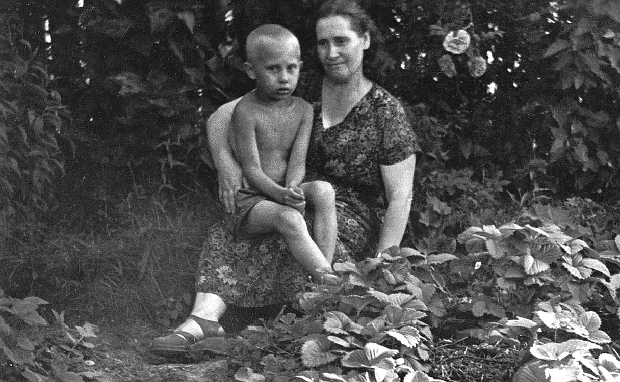 Vera Putina, alături de un băiat despre care spunea că ar fi Vladimir Putin Foto Wikipedia.org