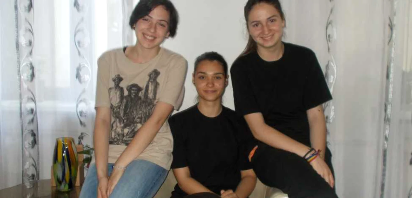 Alina (stânga), Roxana şi Georgiana, trei tinere talentate care cred că viitorul lor e în România FOTo: Alina Mitran
