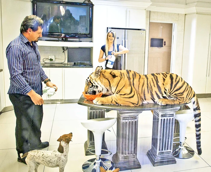 Enzo este hrănit cu biberonul de două ori pe zi şi consumă circa 4 kilograme de carne pe zi