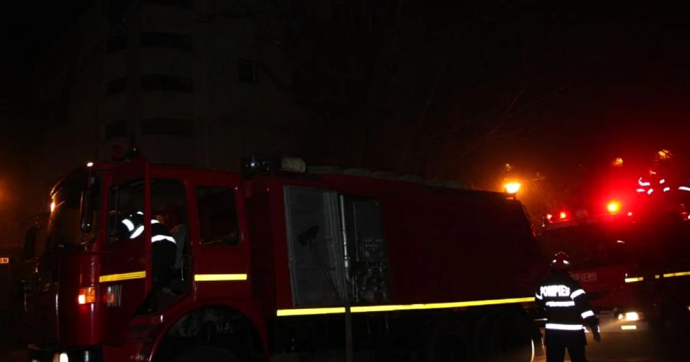 Pompierii s-au luptat cu flăcările timp de două ore şi jumătate, Foto: arhivă