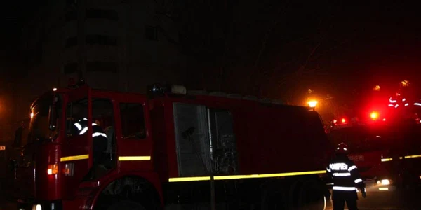 Pompierii s-au luptat cu flăcările timp de două ore şi jumătate, Foto: arhivă