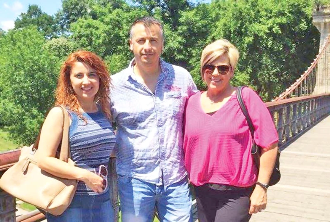 
    Sandy Higgins (55 de ani)  şi medicii români au  devenit prieteni în urma  acestei experienţe  