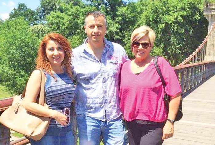 
    Sandy Higgins (55 de ani)  şi medicii români au  devenit prieteni în urma  acestei experienţe  