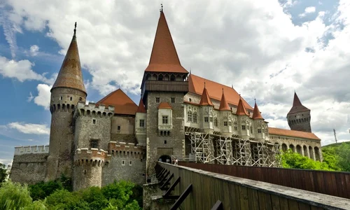 Castelul Corvinilor, vizitat de peste 330 000 de turiști în 2017 jpeg