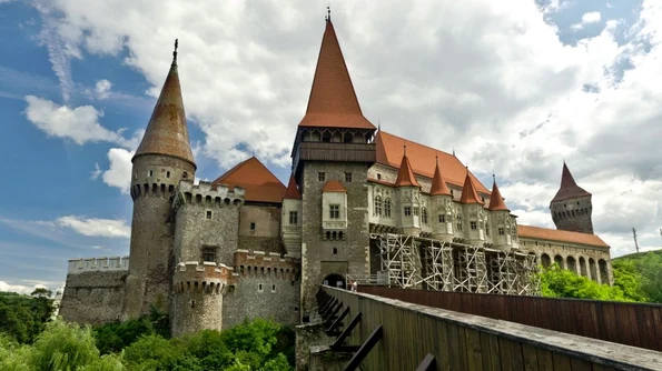 Castelul Corvinilor, vizitat de peste 330 000 de turiști în 2017 jpeg