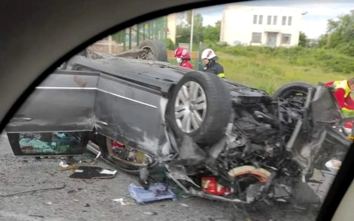 
    Maşina s-a răsturnat după ce a intrat într-un cap de pod Foto: adevarul.ro  