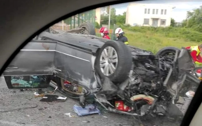 Maşina s-a răsturnat după ce a intrat într-un cap de pod Foto: adevarul.ro