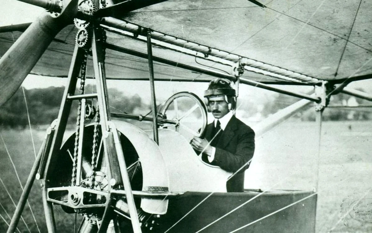 Aurel Vlaicu şi unul dinter avioanele pe care le-a construit. Foto: Wikipedia.