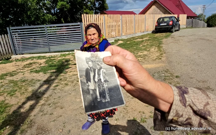 O fotografie de epocă, din Bătrâna, cu tineri în straie tradiționale. Foto: Daniel Guță