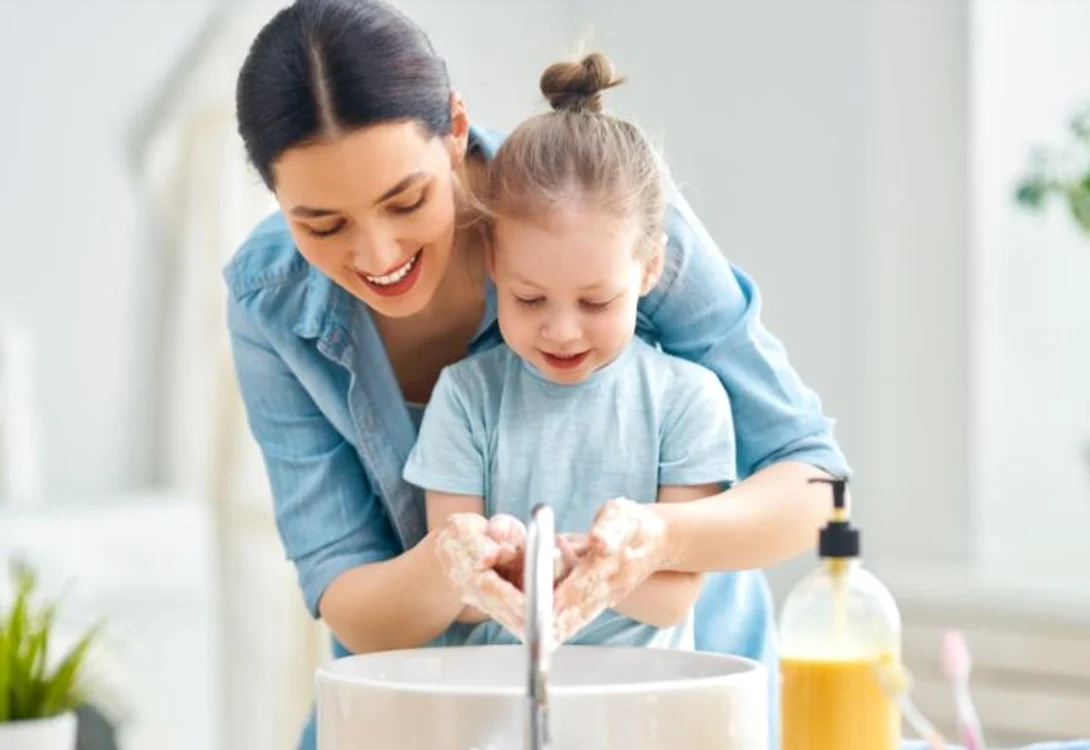 Spălarea pe mâini cu apă și săpun este vitală pentru a evita numeroase infecții virale și bacterienefoto: Shutterstock
