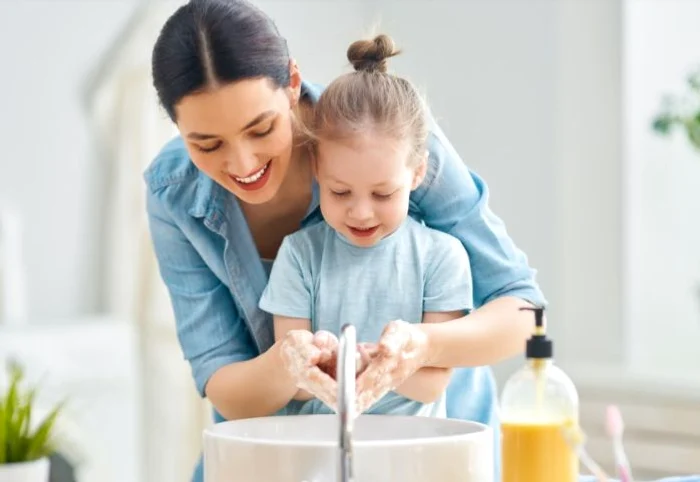 Spălarea pe mâini cu apă și săpun este vitală pentru a evita numeroase infecții virale și bacterienefoto: Shutterstock