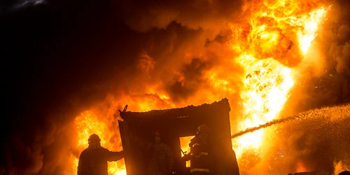 Pompieri lucrează pentru a stinge un pu’ de petrol incendiat de membrii ISIS la Al Qayyarah Irak FOTO Guliver / Getty Images / Chris McGrath