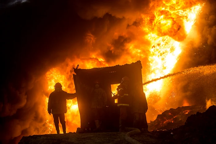 Pompierii braşoveni au avut o noapte de foc FOTO Adevărul