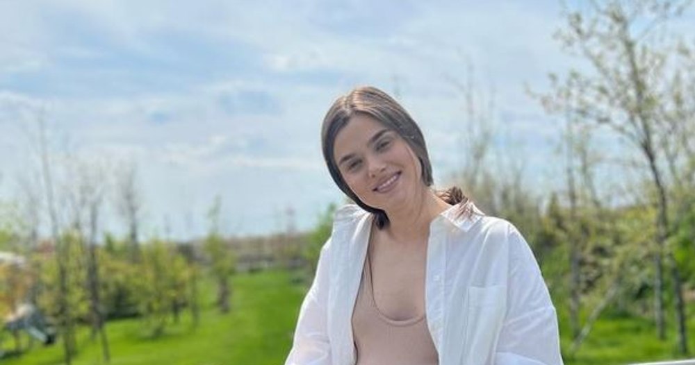 Cum a pozat Theo Rose, însărcinată în luna a șaptea. Vedeta și-a etalat cu mândrie burtica FOTO VIDEO