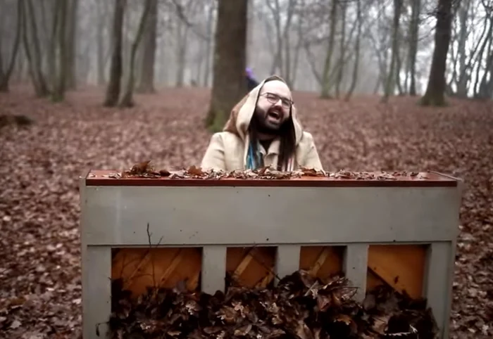 Vizi Imre a lansat o melodie-manifest, împotriva violenței, „Iubiți și gata”captură: youtube