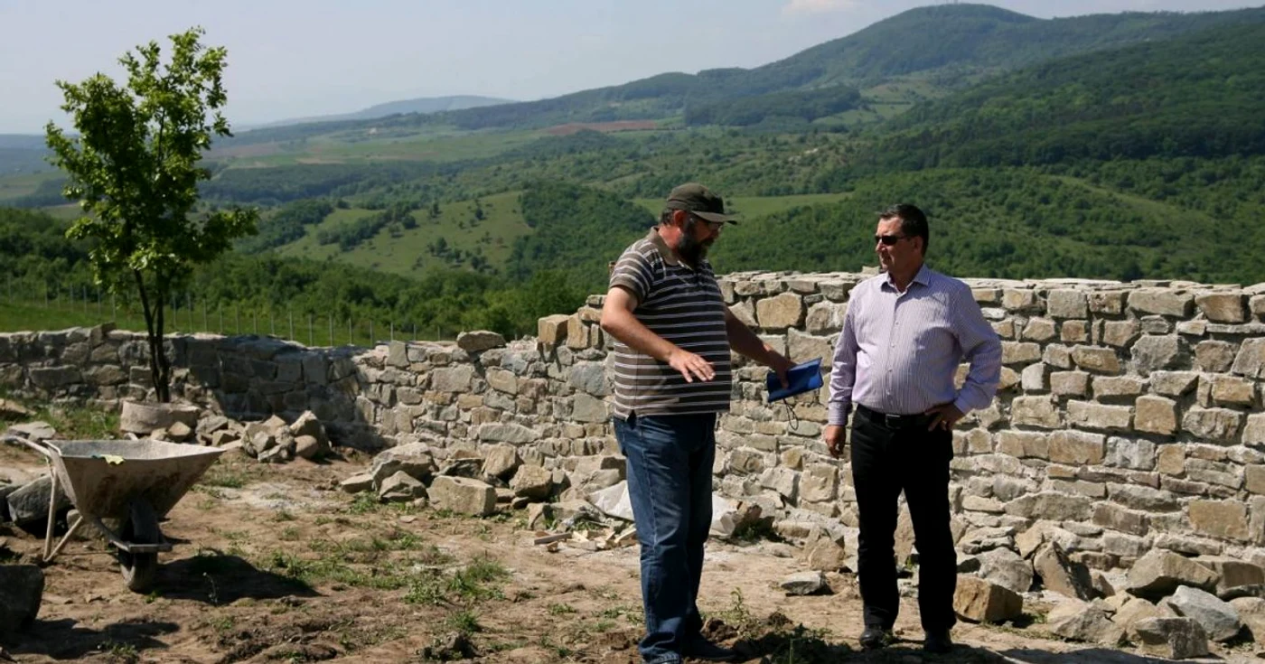 Arheologul Horea Pop, alături de preşedintele Consiliului Judeţean