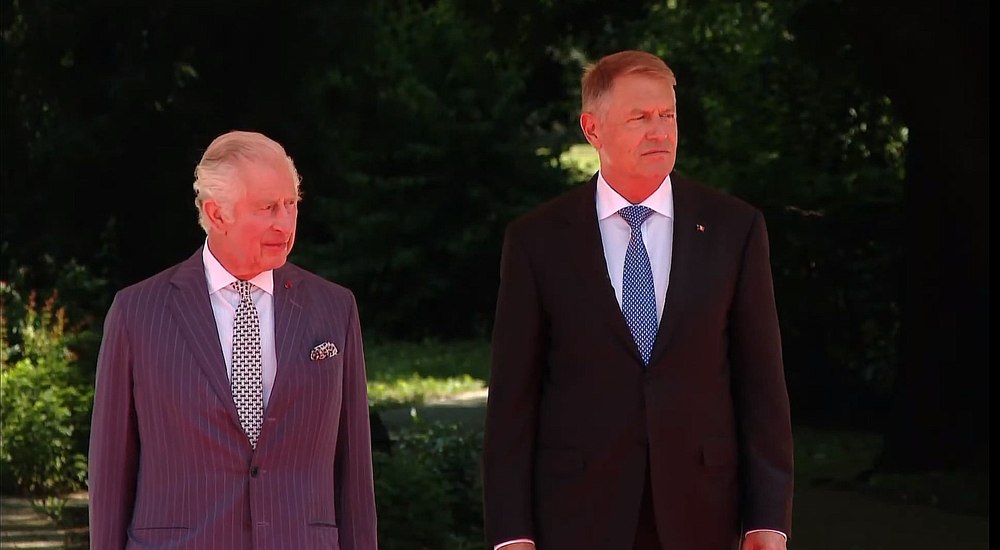 Momentul în care Iohannis îi explică Regelui Charles cum să salute în limba română VIDEO