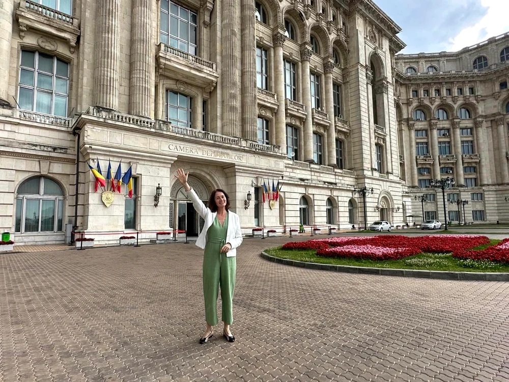 Katarina Barley în fața clădirii Parlamentului FOTO Facebook Katarina Barley