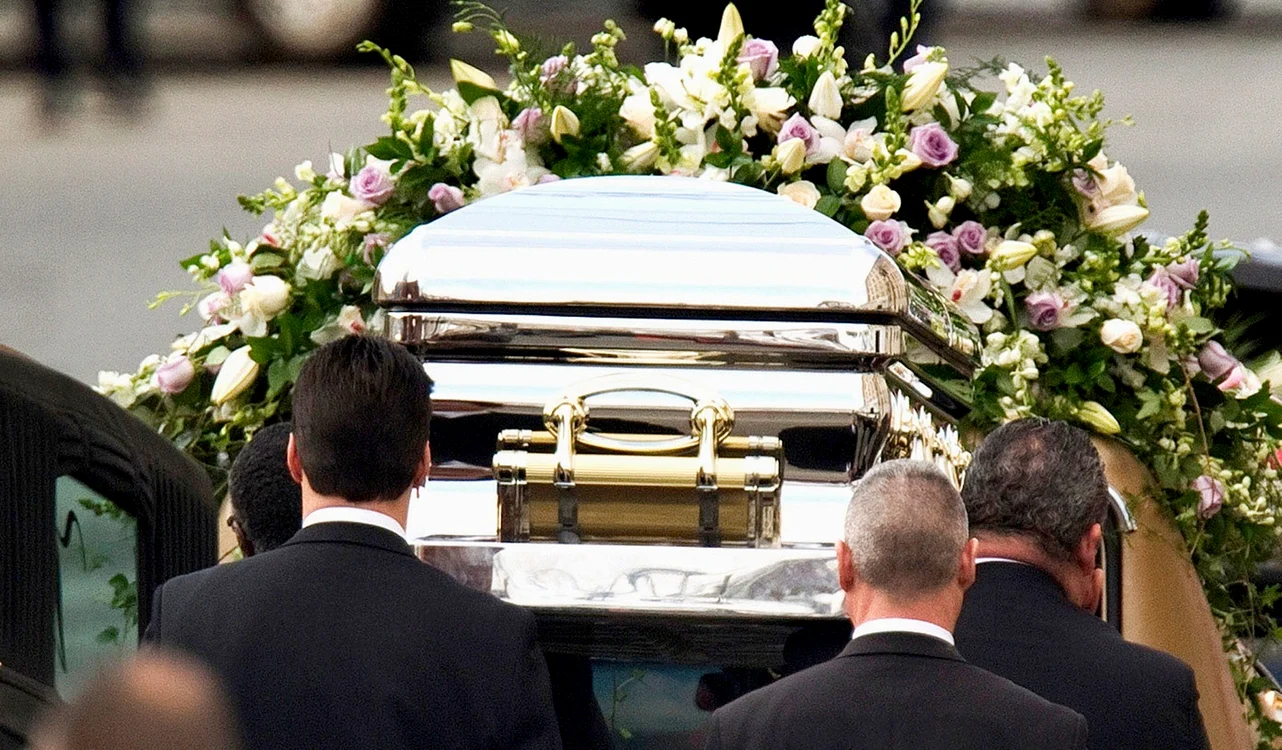 Sicriul cu trupul neînsufleţit al cântăreţei