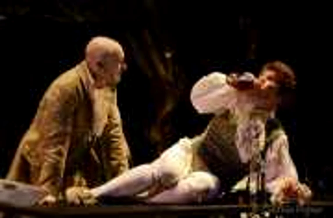 Scenă din „Amadeus”, la Teatru Naţional „Radu Stanca” din Sibiu     FOTO Cynthia Pinter