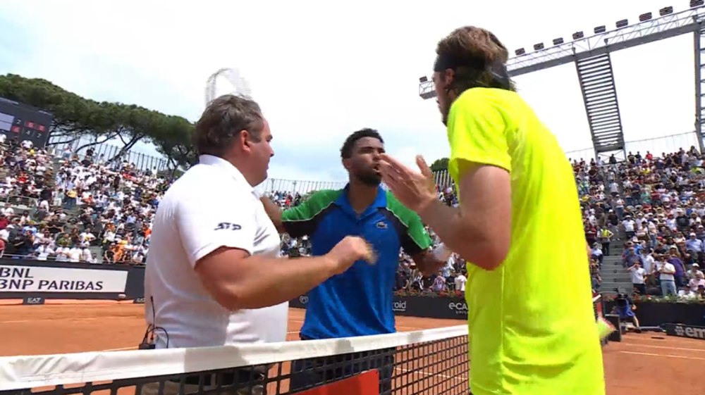 Tsitsipas s-a certat la fileu cu adversarul care l-a bătut. Iubitul Paulei Badosa a avut gura mare, deși el greșise