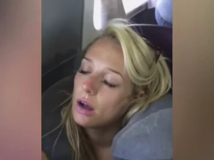Un bărbat și-a filmat soția, în timp ce dormea în avionfoto: captură video