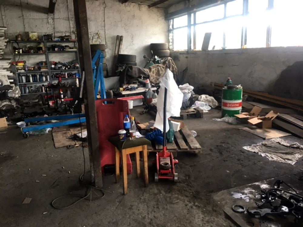 Aşa arată un service neautorizat  descoperit de oamenii legii Foto: Poliţia Locală Galaţi