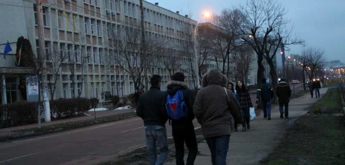 Studenţii superstiţioşi merg pe trotuarul paralel cu facultăţile de pe Spali Bahlui