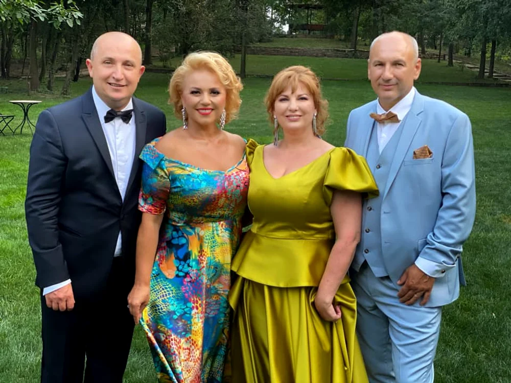 
    Cornelia și Lupu Rednic radiază lângă finii lorfoto: arhivă personală  
