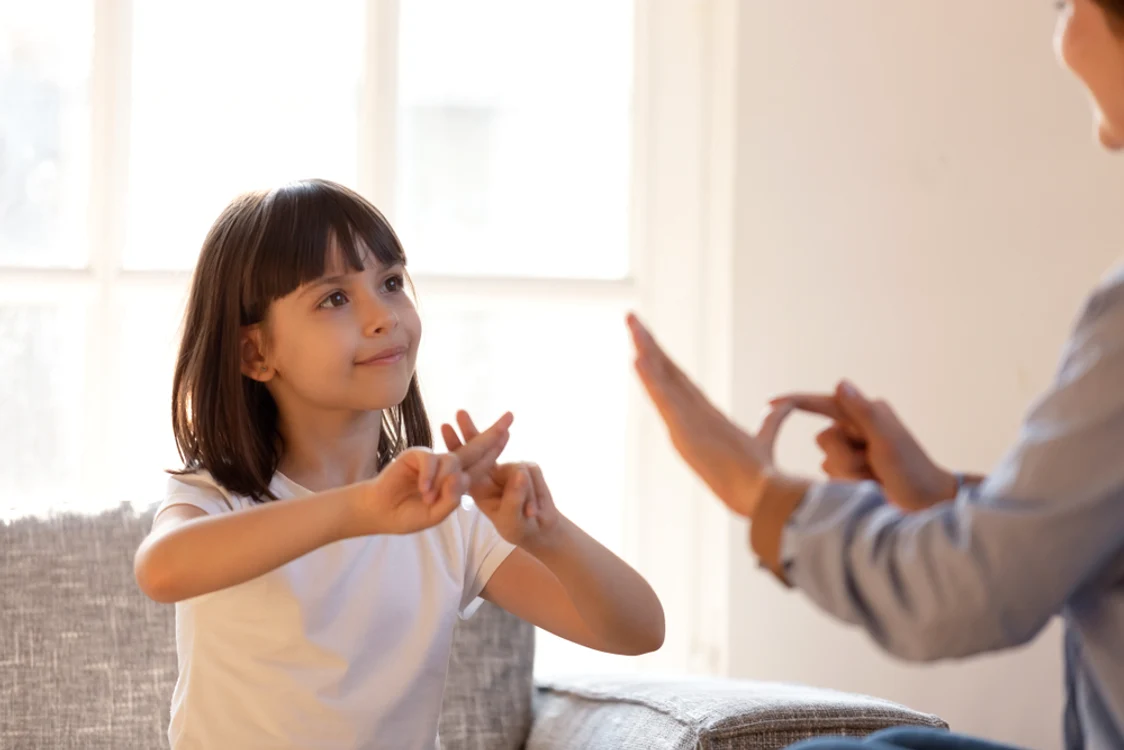 
    Limbajul semnelor este esențial pentru educația și comunicarea persoanelor cu deficiențe de auz și de vorbireFoto:Shutterstock  