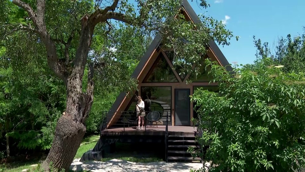 Noua modă a cabanelor în stil scandinav din uimitorul ținut al Buzăului. Sunt foarte căutate de turiști VIDEO