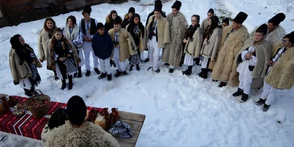 Colindeţii - obiceiuri şi tradiţii la Vaideeni - Vâlcea Foto Asociaţia Culturala Mostenitorii 