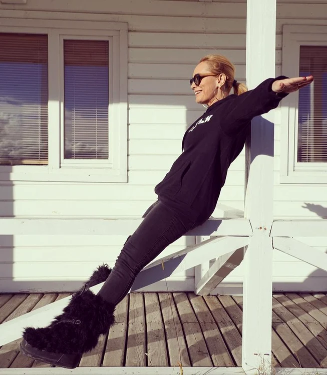 Andreea Esca și-a etalat picioarele suple în cea mai recentă postare de pe Instagram