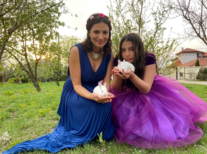 Ioana Ginghină (42 de ani) și fiica ei, Ruxandra (11 ani), au pregătit un atelier online de Paște, pe care-l vor transmite în direct, pe facebookfoto: arhiva personală