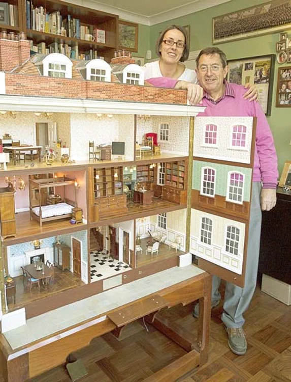 Sarah Walkley (40 de ani) se joacă împreună cu tatăl ei, Geoffrey (Foto: guliver/rexfeatures)