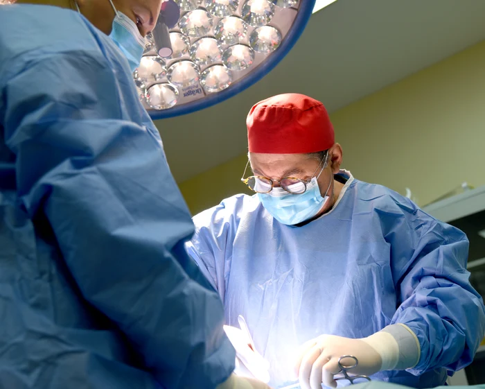 Doctor la masa de operație